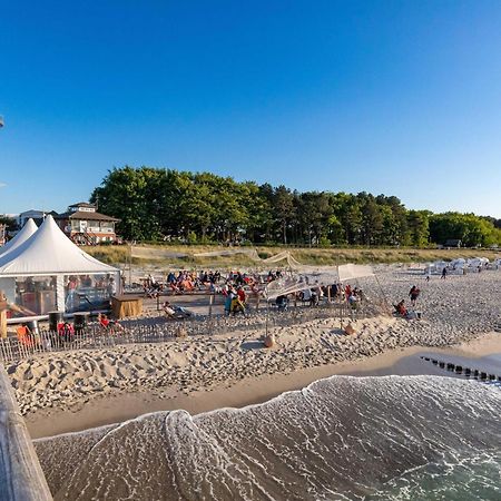 Kranichtanz An Der Seebruecke Zingst Kültér fotó